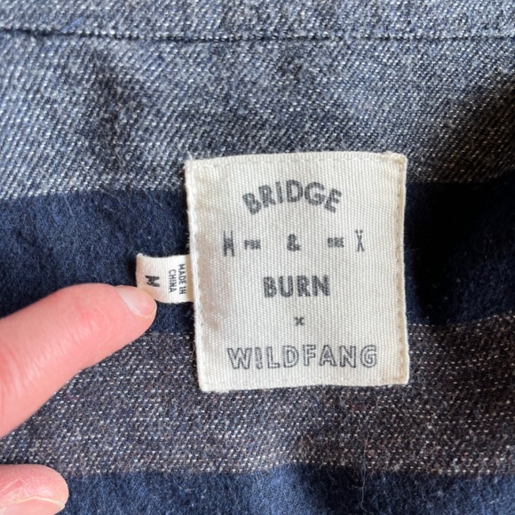 Bridge & Burn Button-Up Women’s - Picture 2 of 2